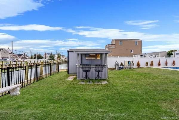 $825,000 | 794 Pecan Street, Lindenhurst, NY 11757