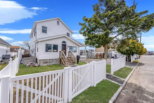 $825,000 | 794 Pecan Street, Lindenhurst, NY 11757