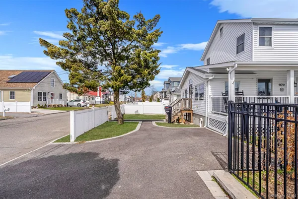 $825,000 | 794 Pecan Street, Lindenhurst, NY 11757