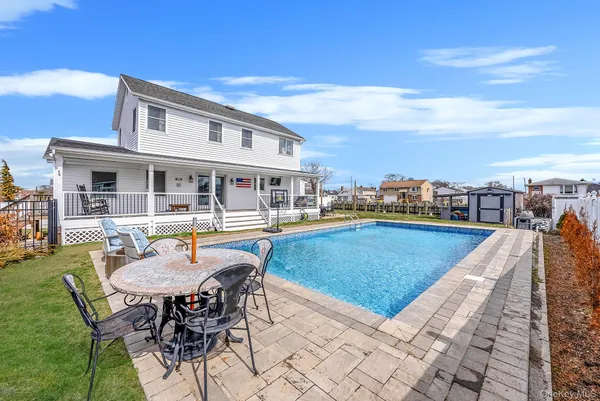 $825,000 | 794 Pecan Street, Lindenhurst, NY 11757