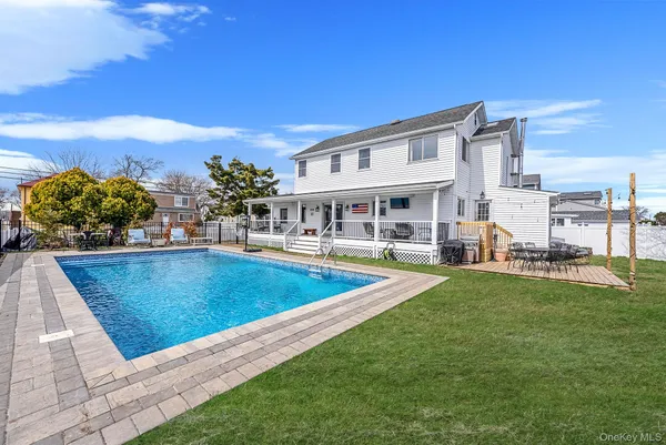 $825,000 | 794 Pecan Street, Lindenhurst, NY 11757