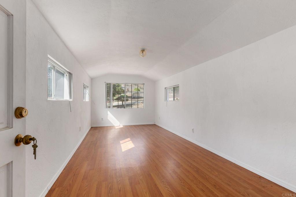 2573 Los Alisos South Fallbrook, CA 92028 - Photo 40 of 70 an empty room with windows