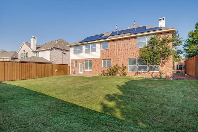 a view of a house with backyard and garden