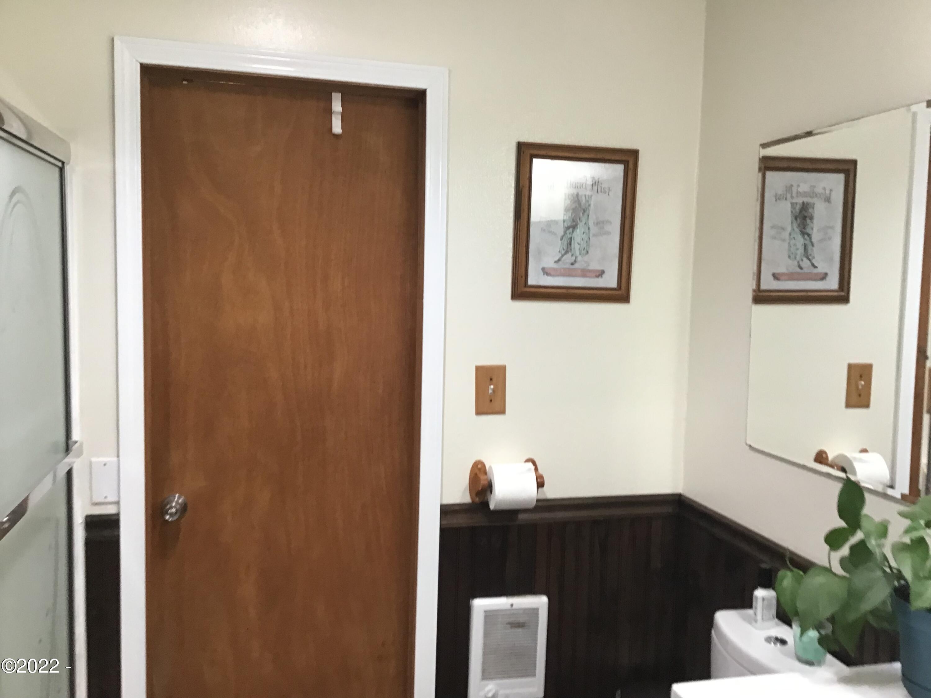 622 North New Bridge Road Otis, OR 97368 - Photo 21 of 51 Bathroom