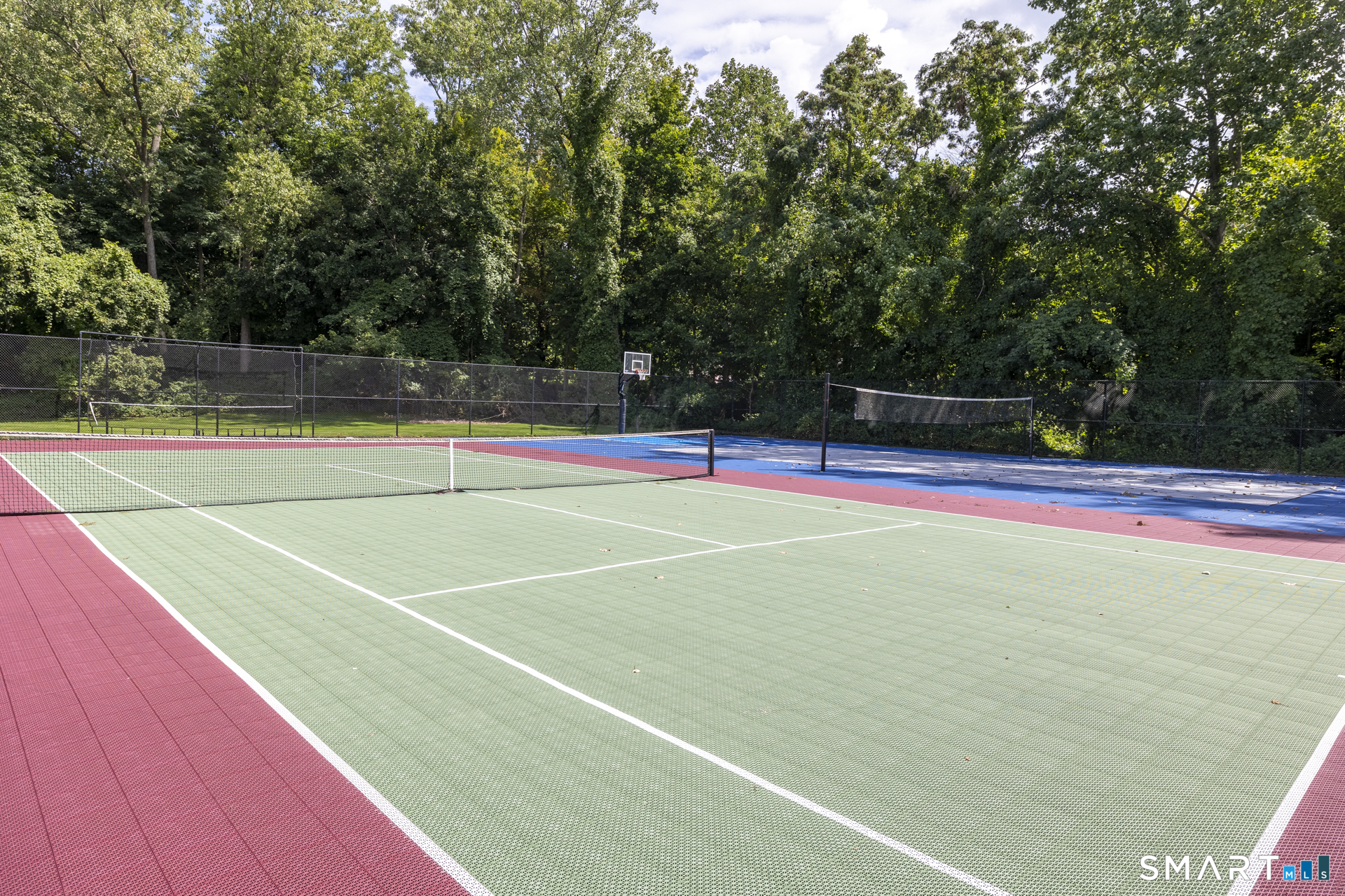 19 Cook Close, Unit 19 Ridgefield, CT 06877 - Photo 29 of 32 Casagmo tennis courts.