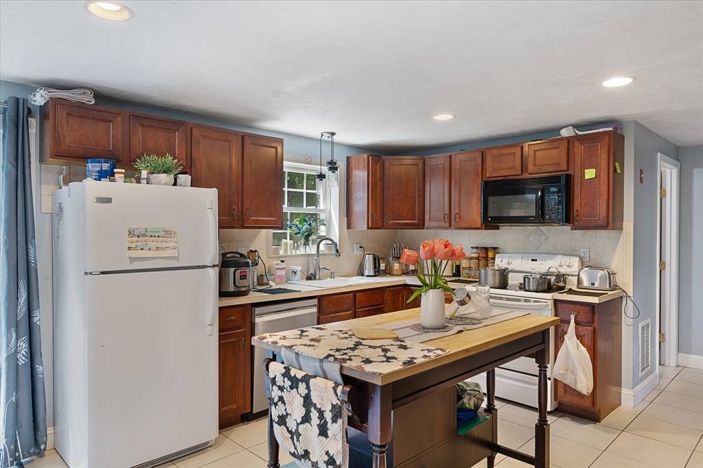 9 Ansonia Road, Unit A Worcester, MA 01605 - Photo 9 of 27 Gallery Image 9