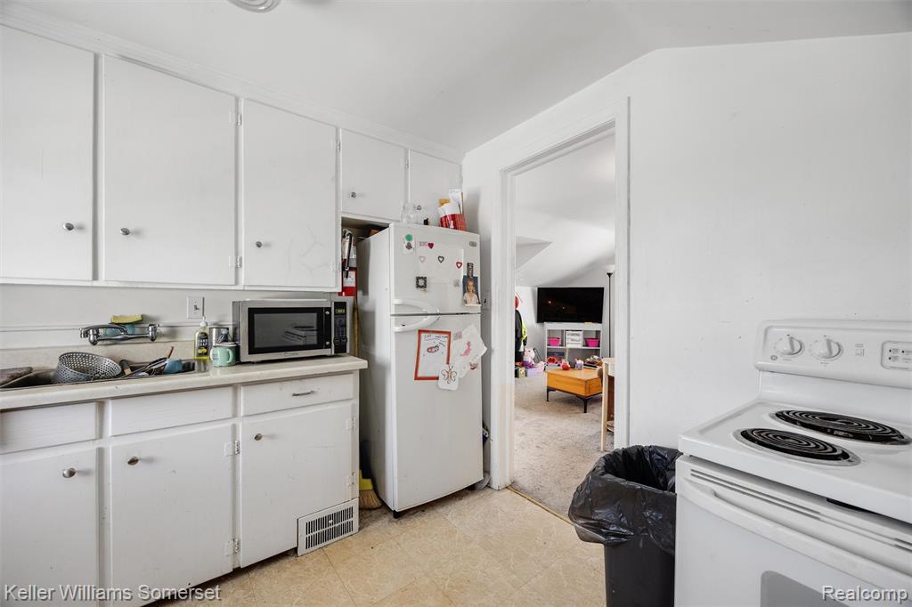 2960 Kenmore Road Berkley, MI 48072 - Photo 8 of 33