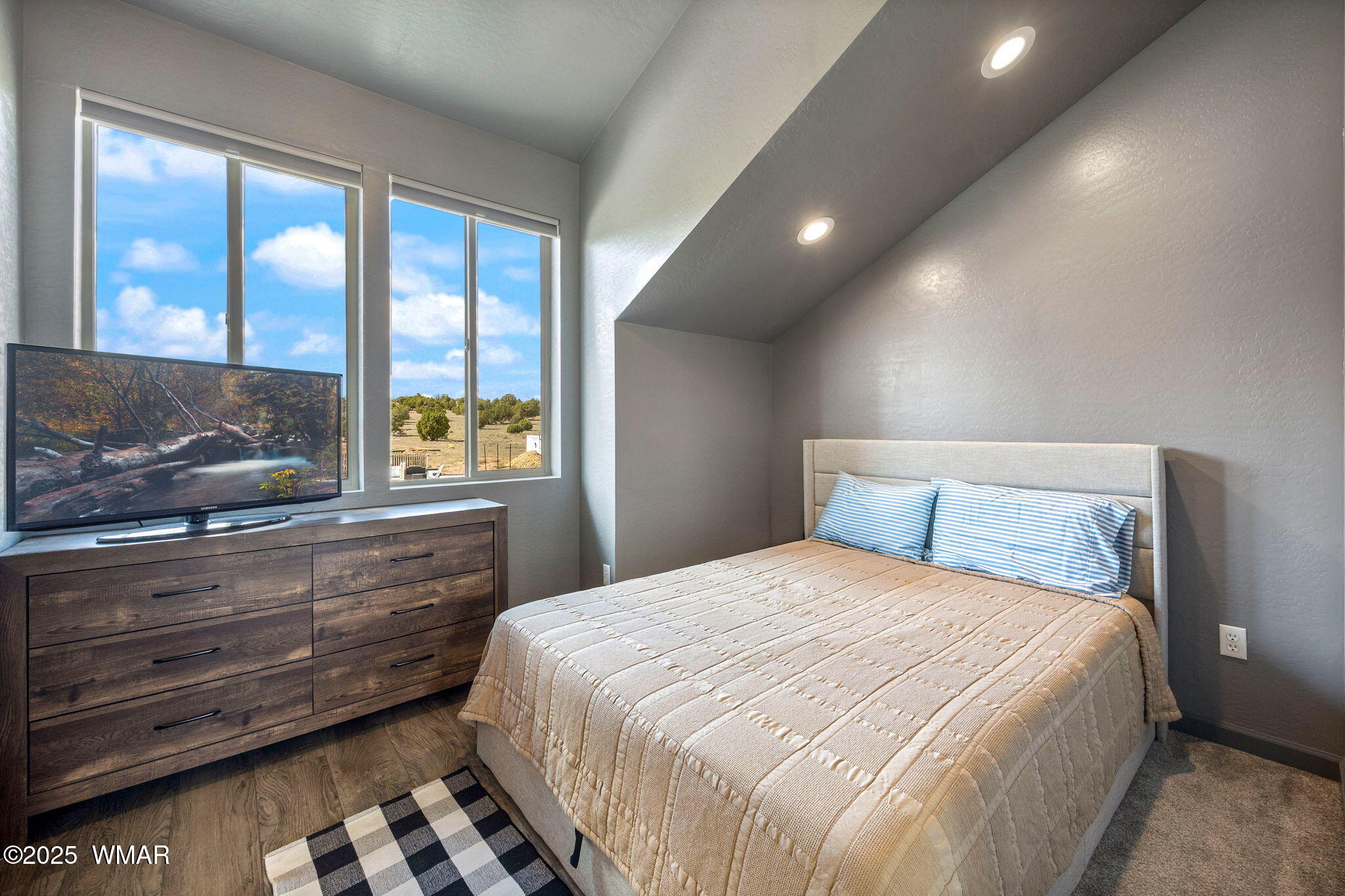 7106 Long Road Show Low, AZ 85901 - Photo 57 of 65 a bedroom with a large bed and a window