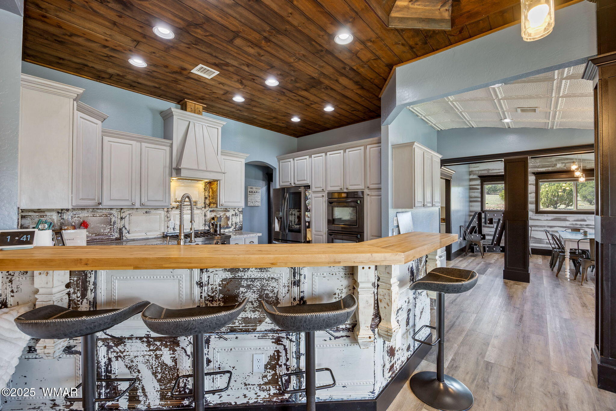 7106 Long Road Show Low, AZ 85901 - Photo 9 of 65 Kitchen Bar