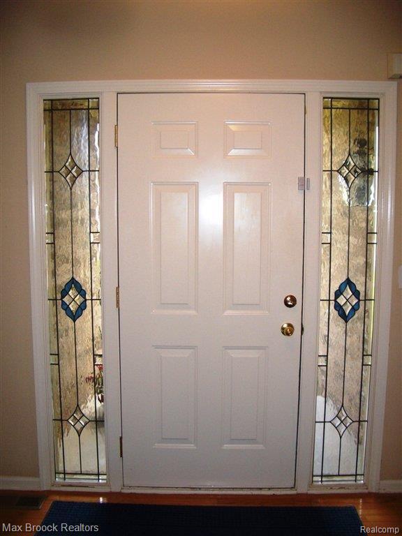 2038 Lagoon Drive Rochester, MI 48309 - Photo 4 of 14 Custom Stained Glass