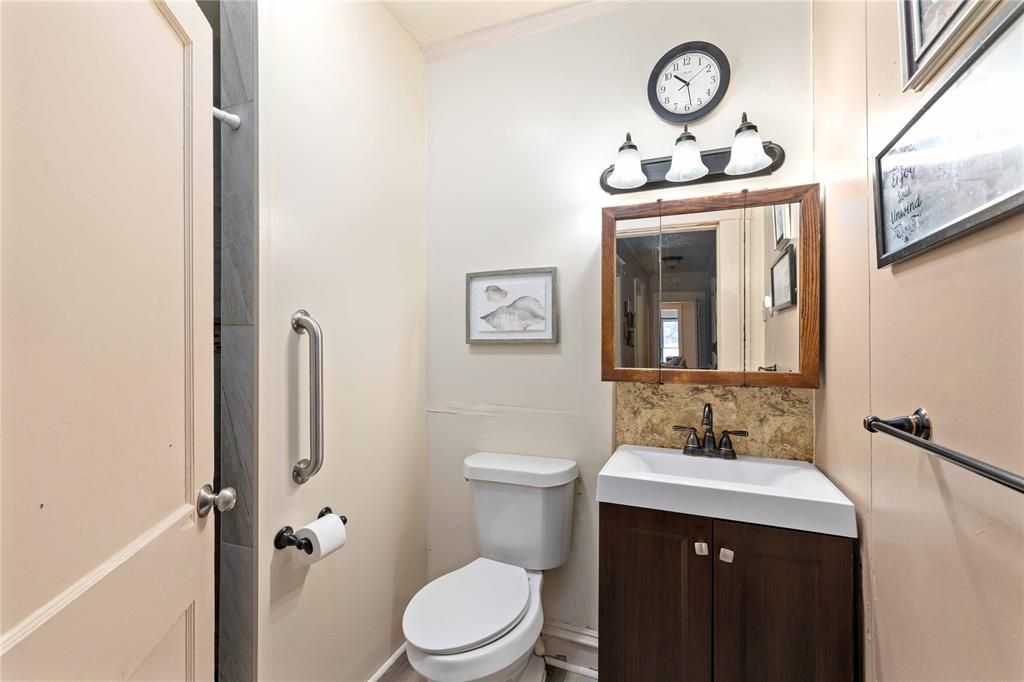 3800 County Road 112 Brownwood, TX 76801 - Photo 21 of 37 Full bathroom with walk-in shower.