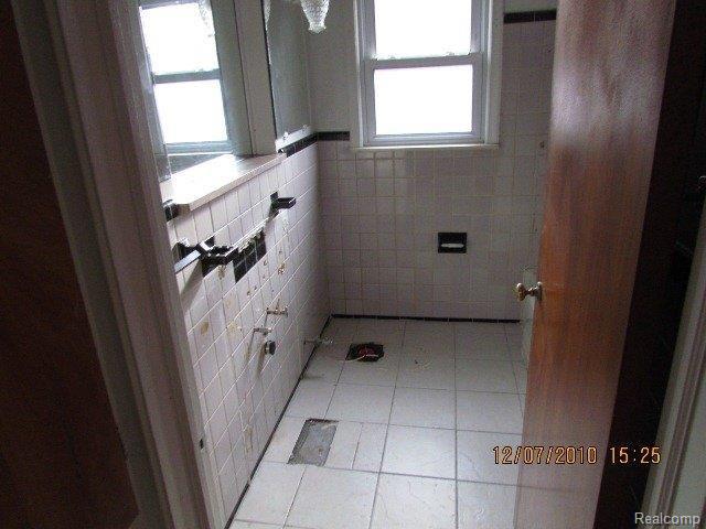 19701 Huntington Road Detroit, MI 48219 - Photo 6 of 10 IMG_1088