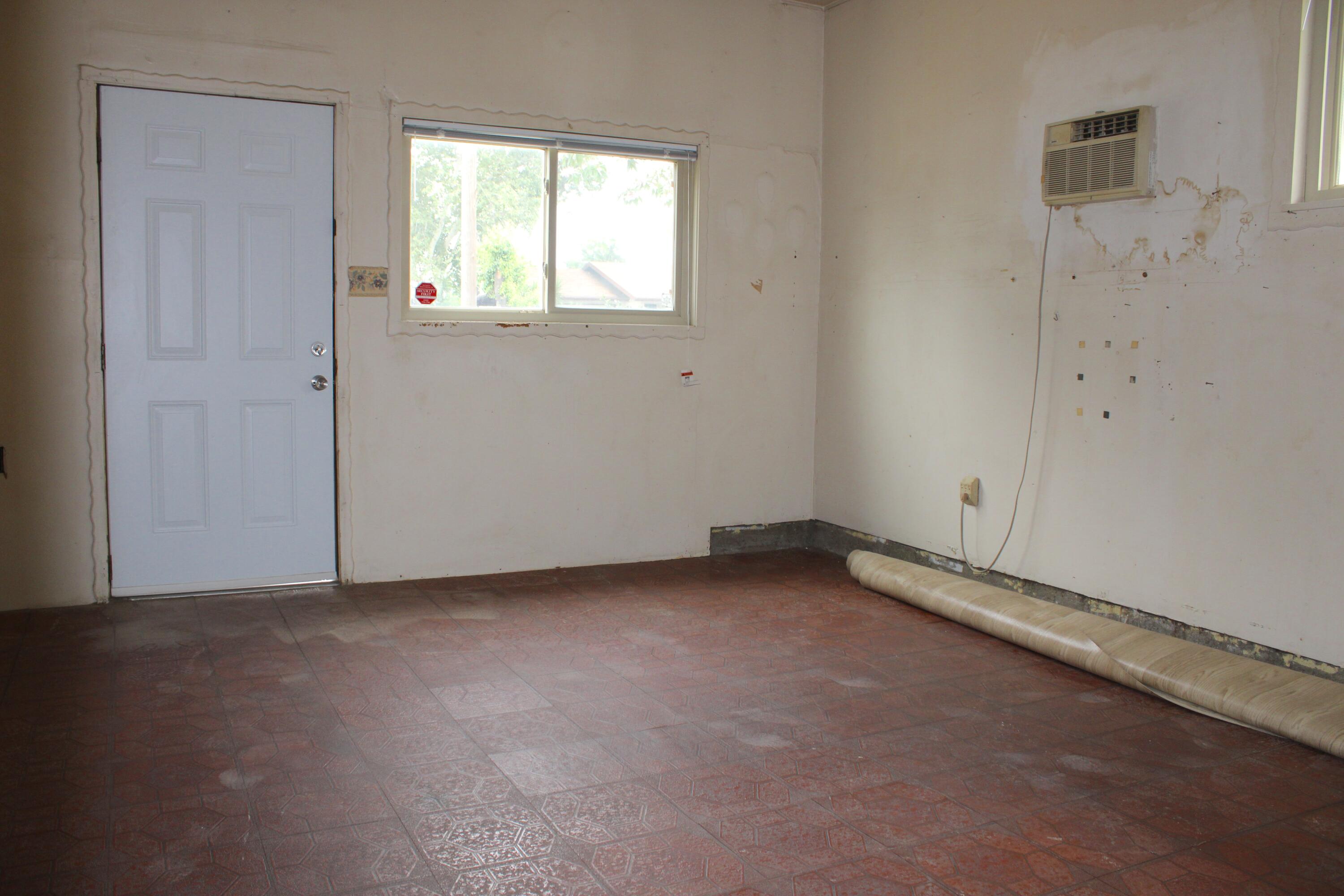517 South R Street Tulare, CA 93274 - Photo 18 of 21 an empty room with a window
