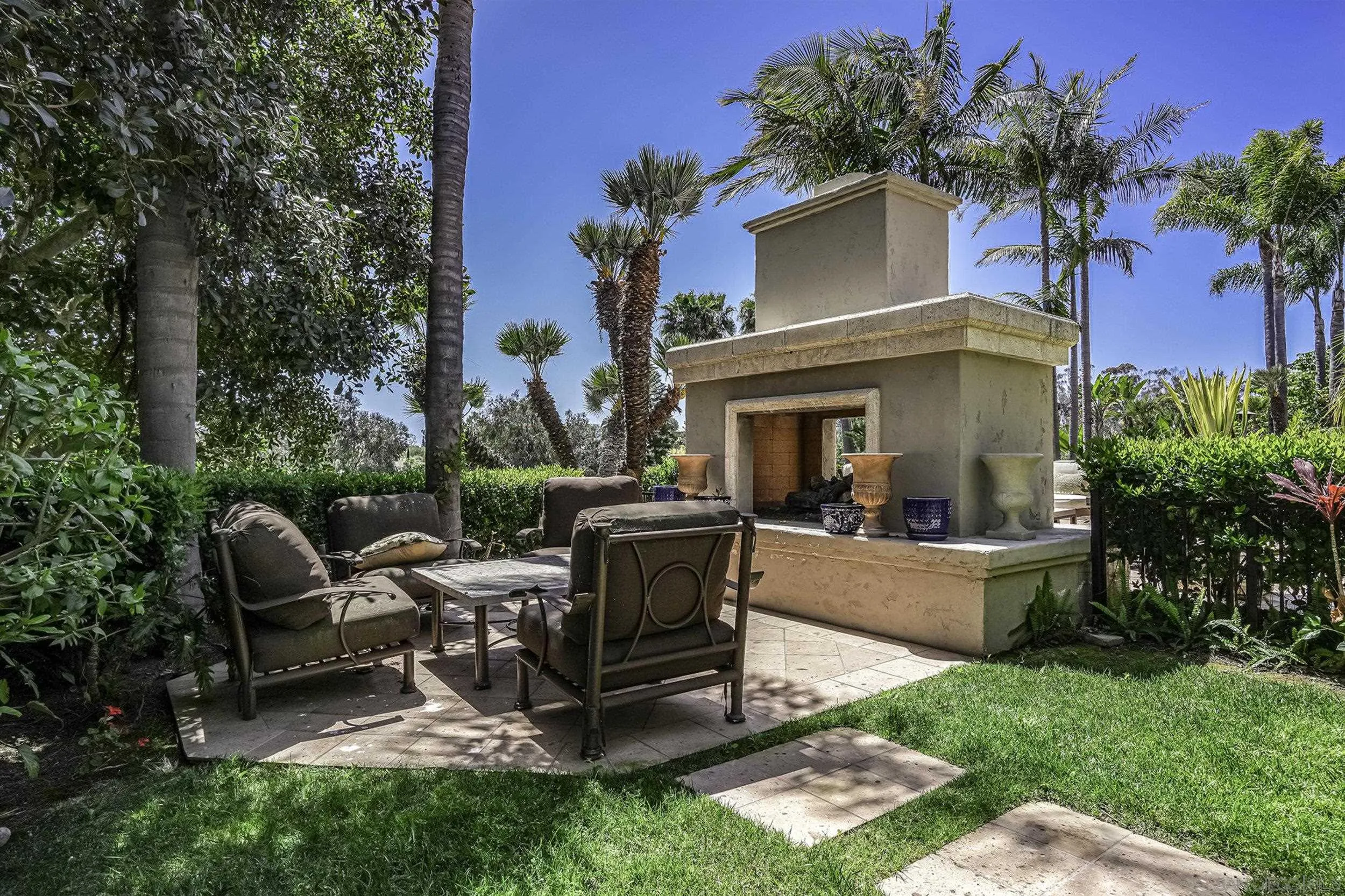 5305 La Crescenta Road Rancho Santa Fe, CA 92067 - Photo 59 of 63 Off the office you enter this private sitting area