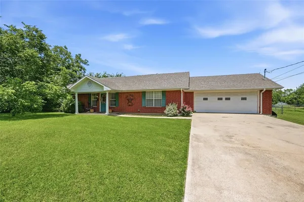 $220,000 | 205 3rd Street, Whitesboro, TX 76273