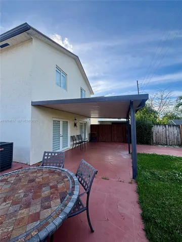 a view of a house with backyard and porch