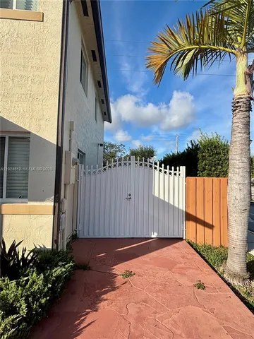 a view of a backyard