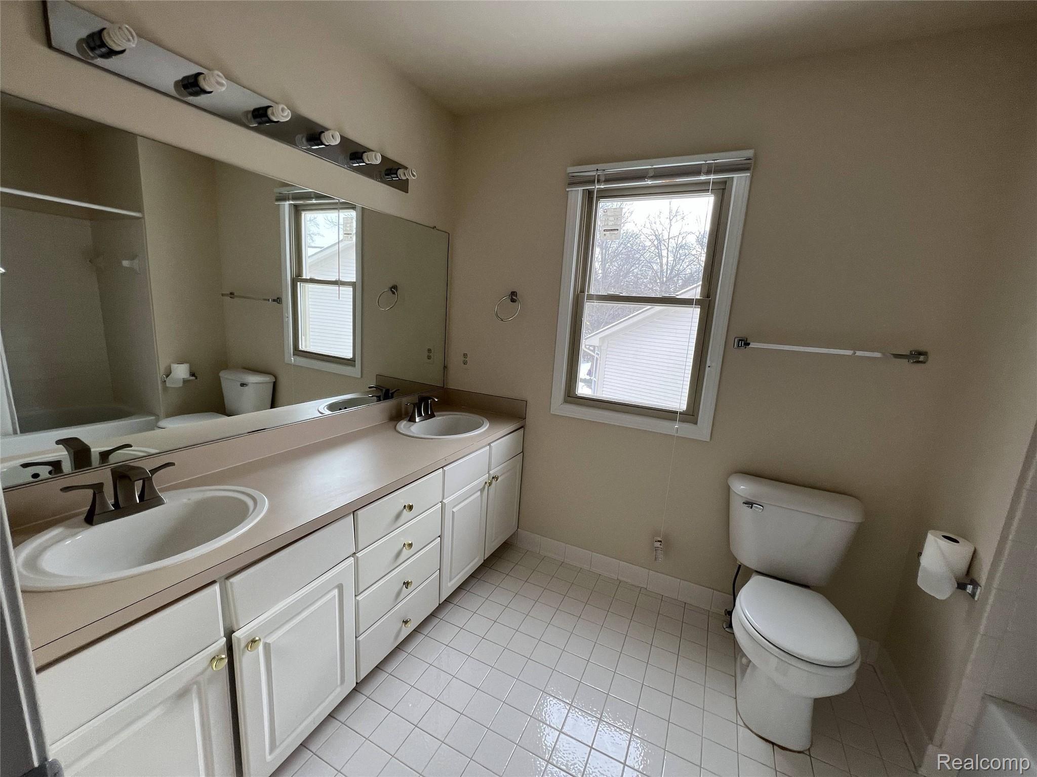 5325 Simpson Lake Road West Bloomfield, MI 48323 - Photo 24 of 39 20220129_180205165_iOS.jpg