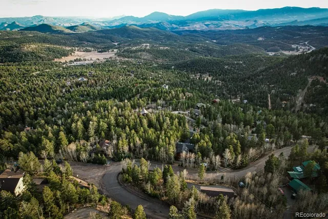 an aerial view of residential house and lake view
