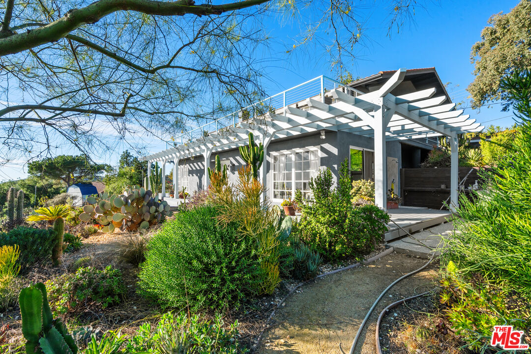 9402 Houston Road Malibu, CA 90265 - Photo 2 of 31