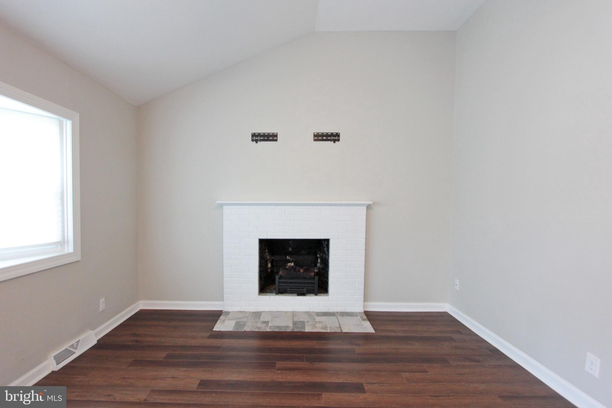 45 Carole Road Newark, DE 19713 - Photo 5 of 14 Living Room