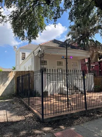 $1,375 | 4807 Magazine Street, New Orleans, LA 70115