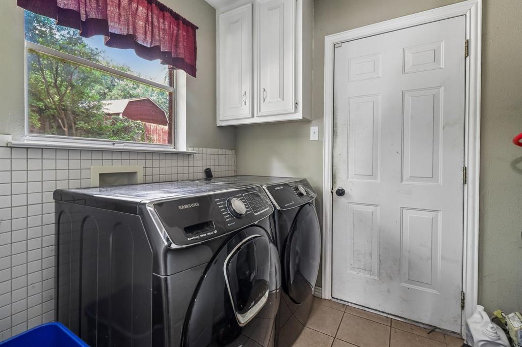 820 North Bowen Road Arlington, TX 76012 - Photo 32 of 40 a utility room with dryer and washer
