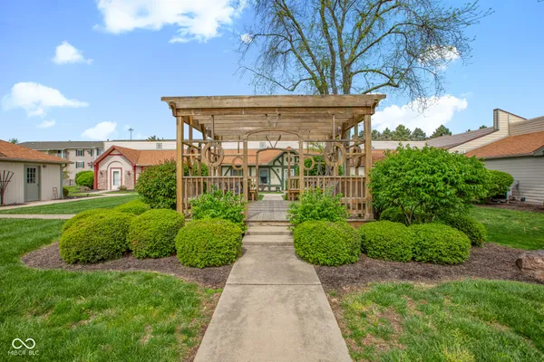 $210,000 | 1711 Lafayette Avenue, Unit 11, Lebanon, IN 46052