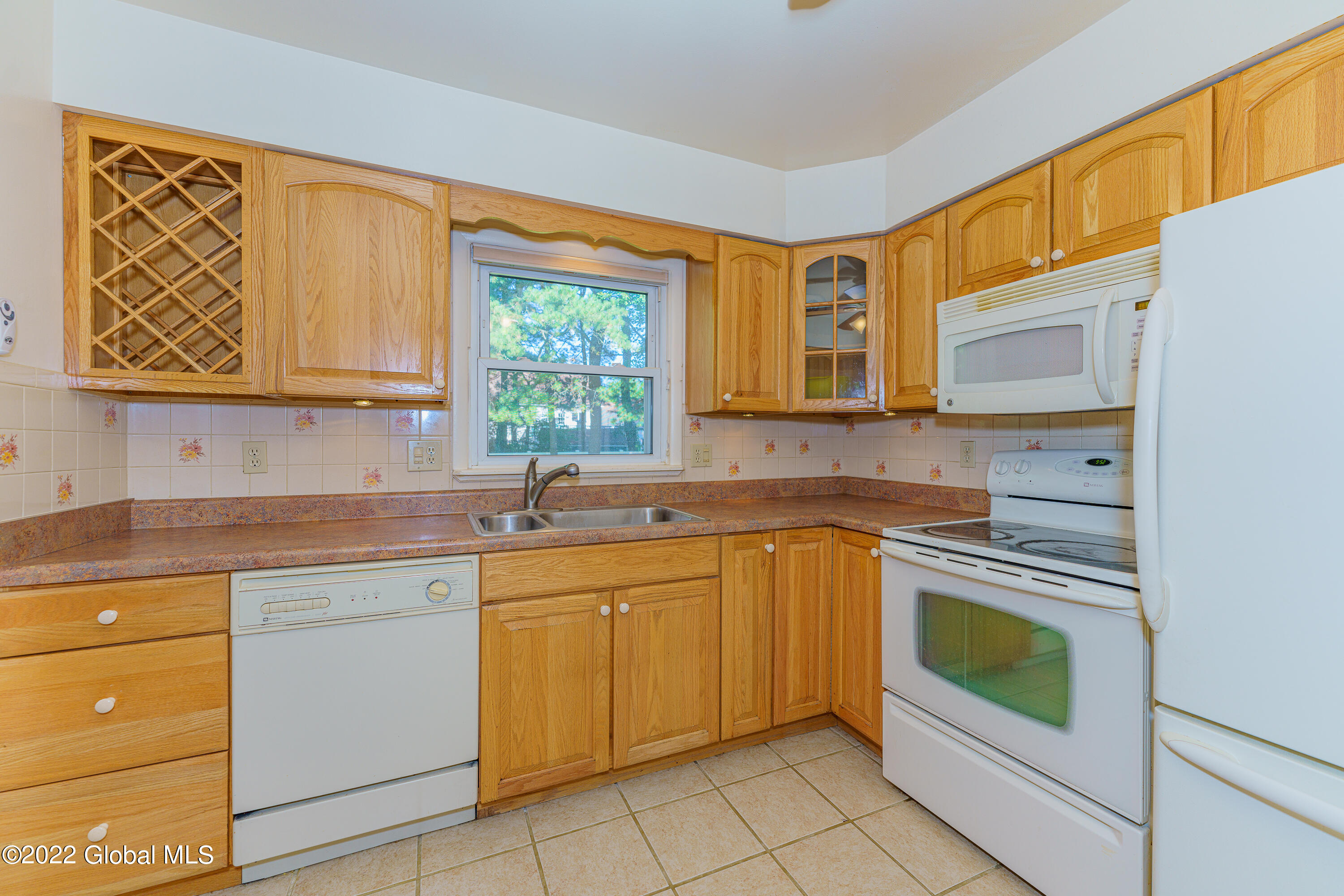 38 Crestone Road Colonie, NY 12205 - Photo 14 of 37 4 Kitchen 1