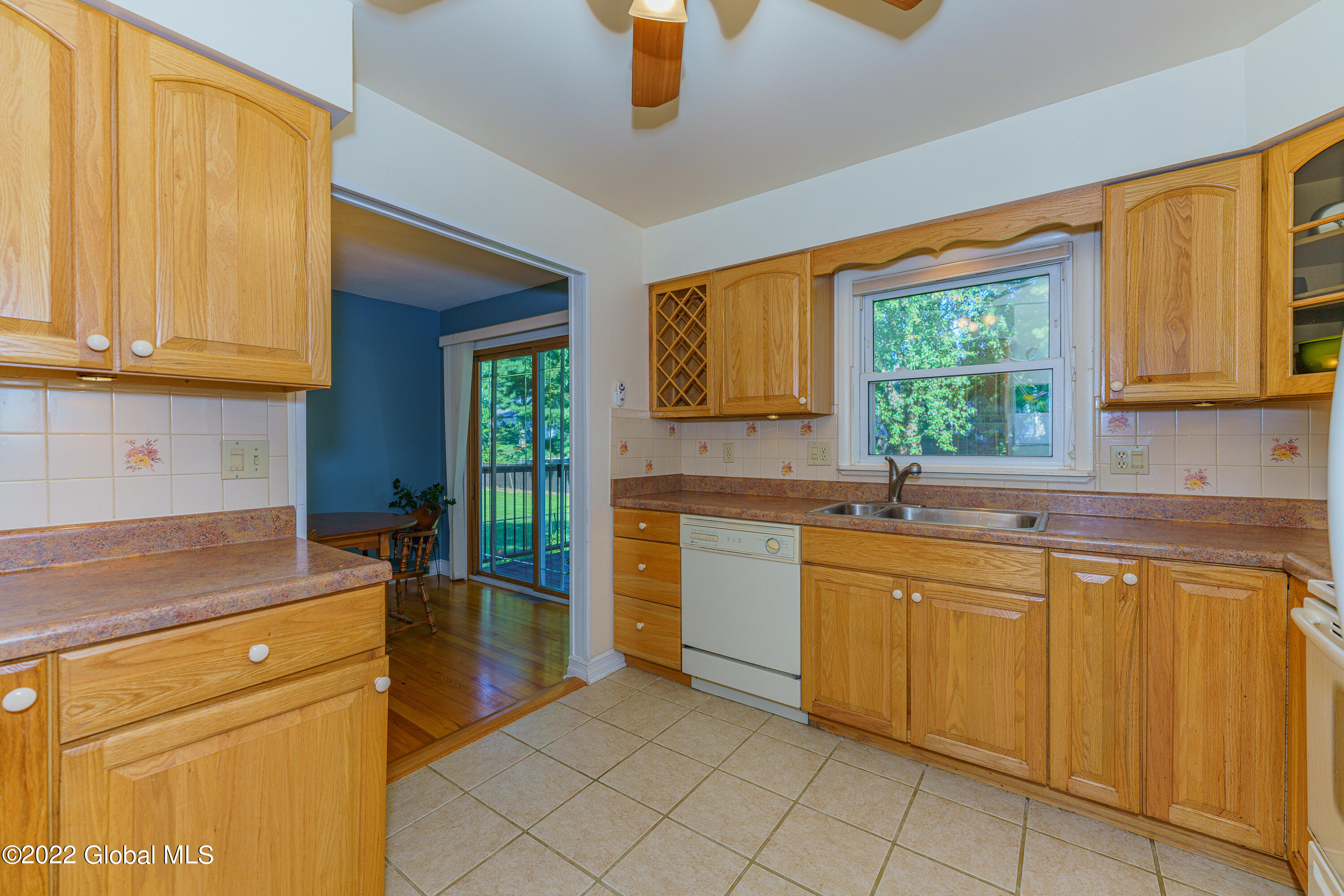 38 Crestone Road Colonie, NY 12205 - Photo 17 of 37 4 Kitchen 4