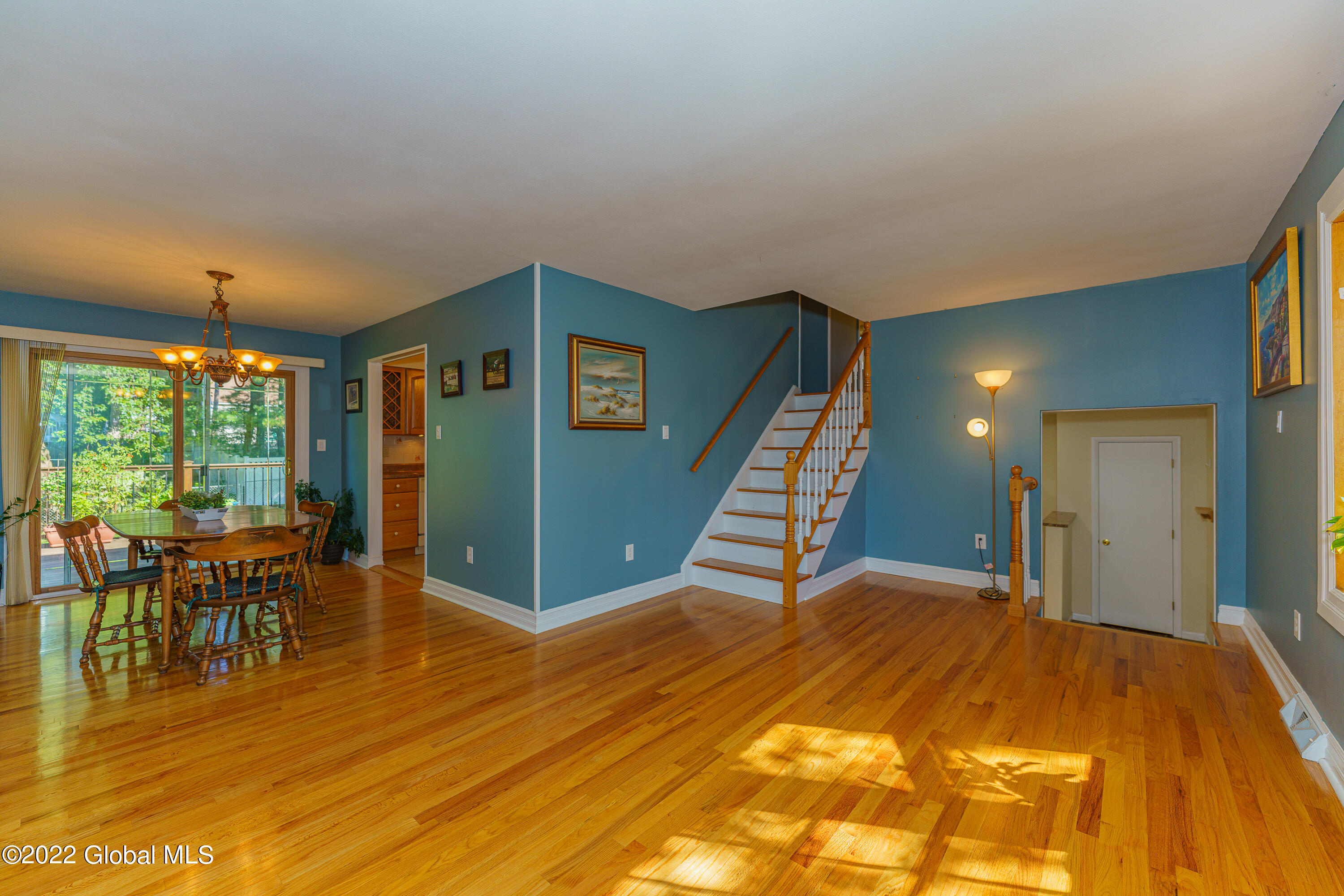 38 Crestone Road Colonie, NY 12205 - Photo 7 of 37 2 Livingroom 4