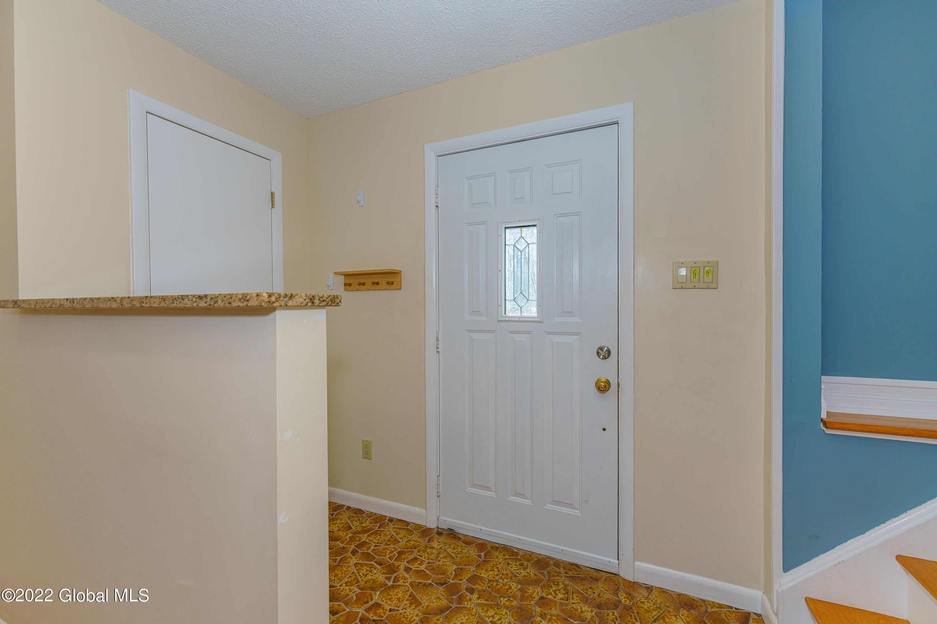38 Crestone Road Colonie, NY 12205 - Photo 9 of 37 1 Entrway 1