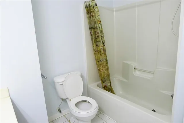 a view of empty room with window