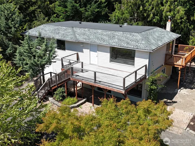 a view of a house with a backyard