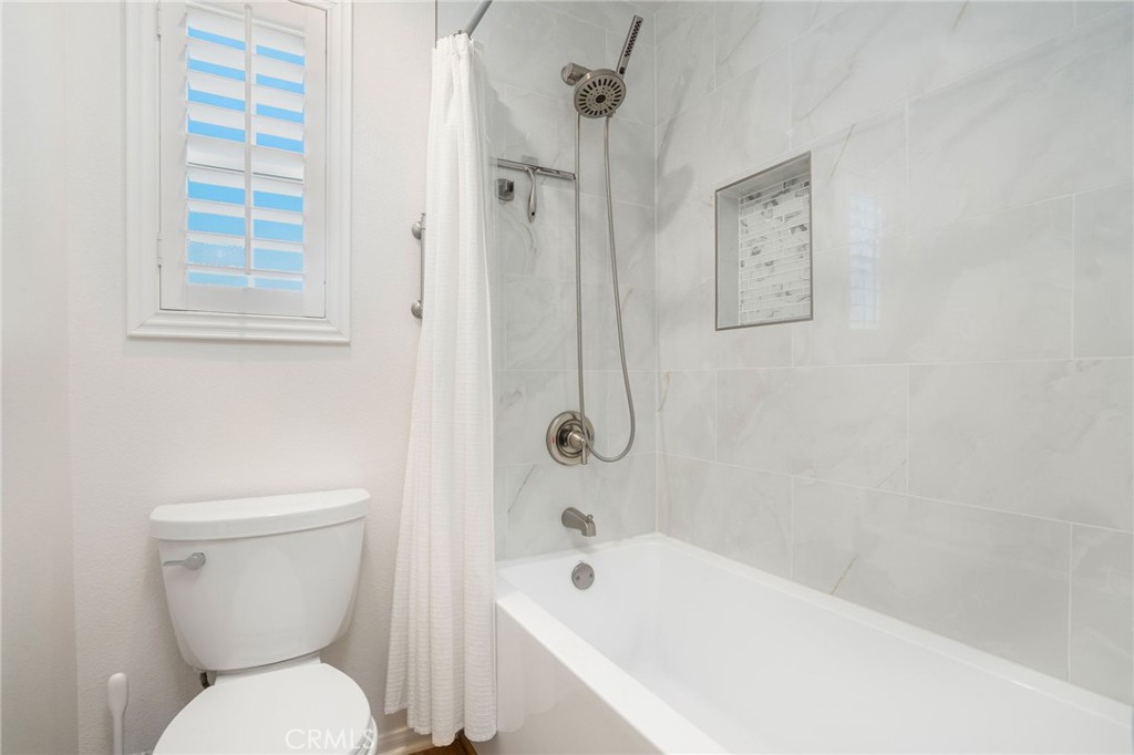 3604 Dunkirk Drive Oxnard, CA 93035 - Photo 16 of 32 a bathroom with a toilet and a bathtub