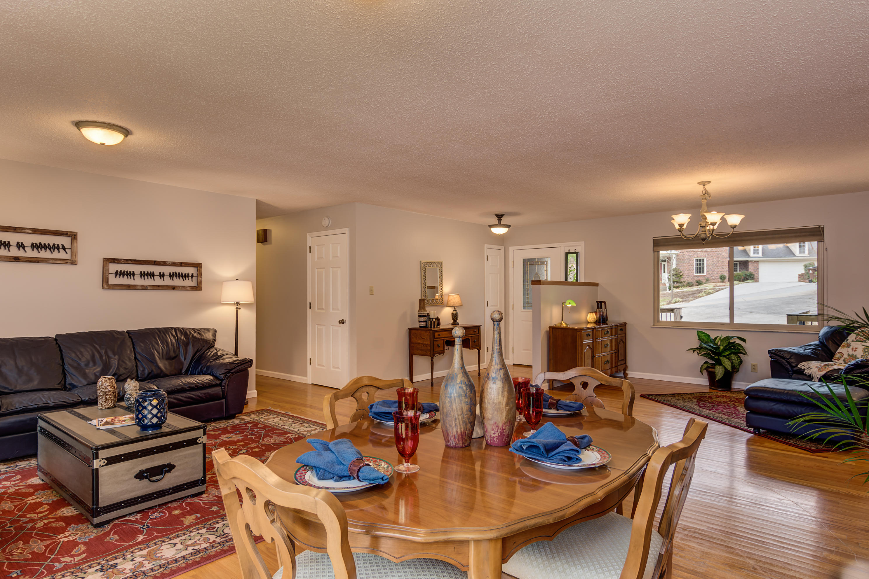 Living-Dining 206 Connors