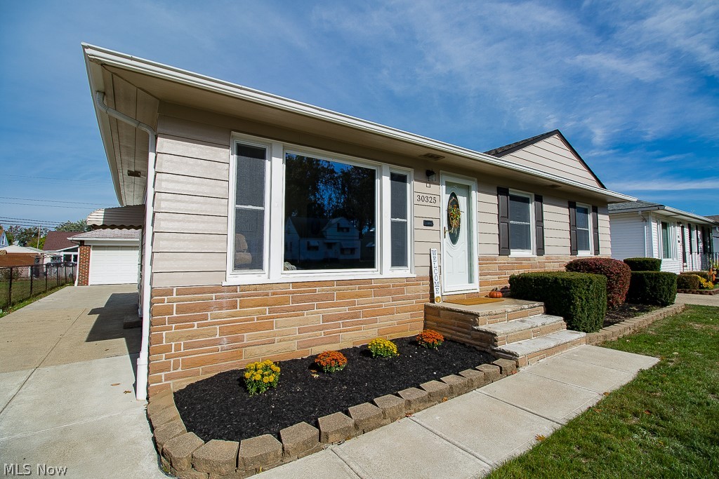 30325 Forestgrove Road Willowick, OH 44095 - Photo 2 of 27