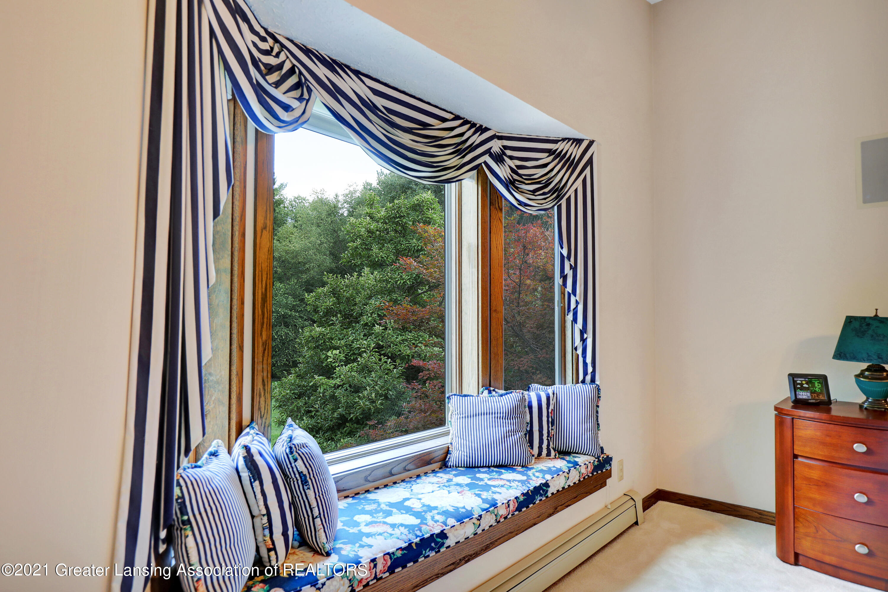 2274 College Road Holt, MI 48842 - Photo 14 of 38 Primary bedroom window seat