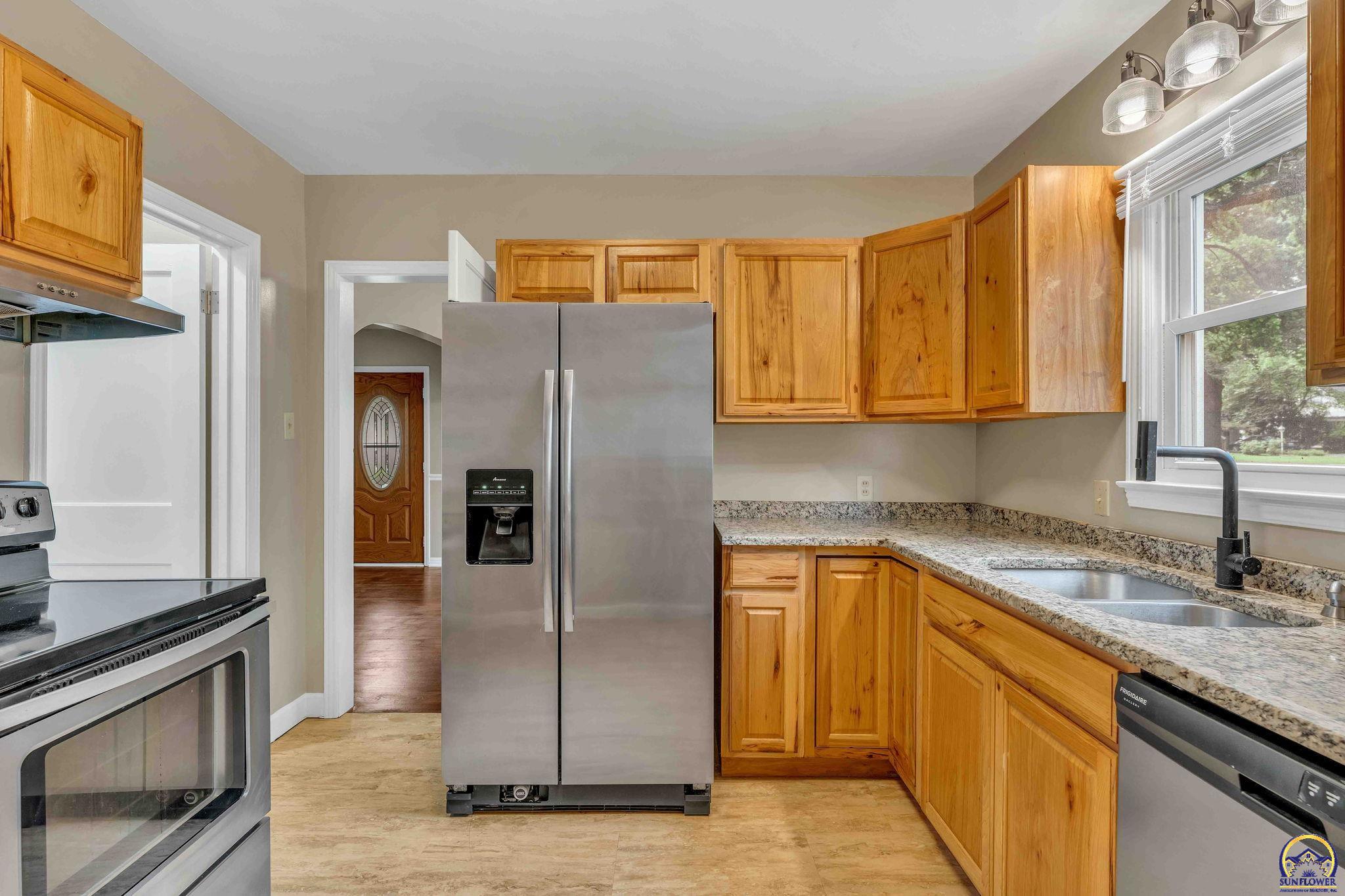 2212 Southwest Burnett Road Topeka, KS 66614 - Photo 15 of 37
