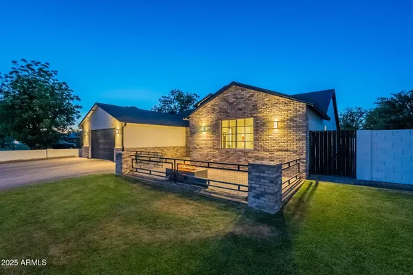 a view of empty room with windows