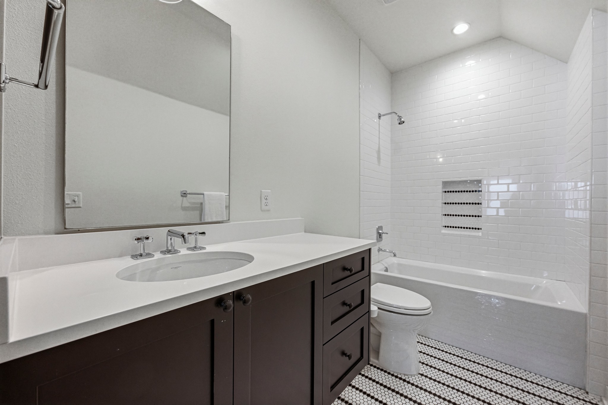 2512 Watkins Way Austin, TX 78746 - Photo 29 of 40 This secondary bedroom features an en-suite bathroom.