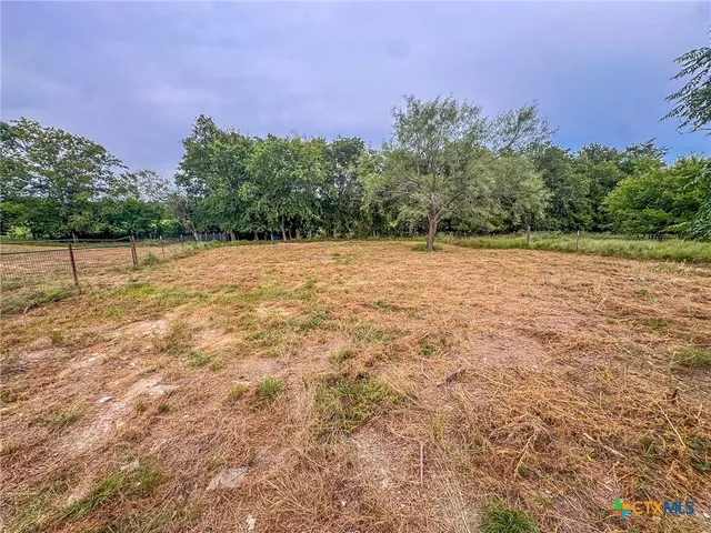 a view of a yard with a house