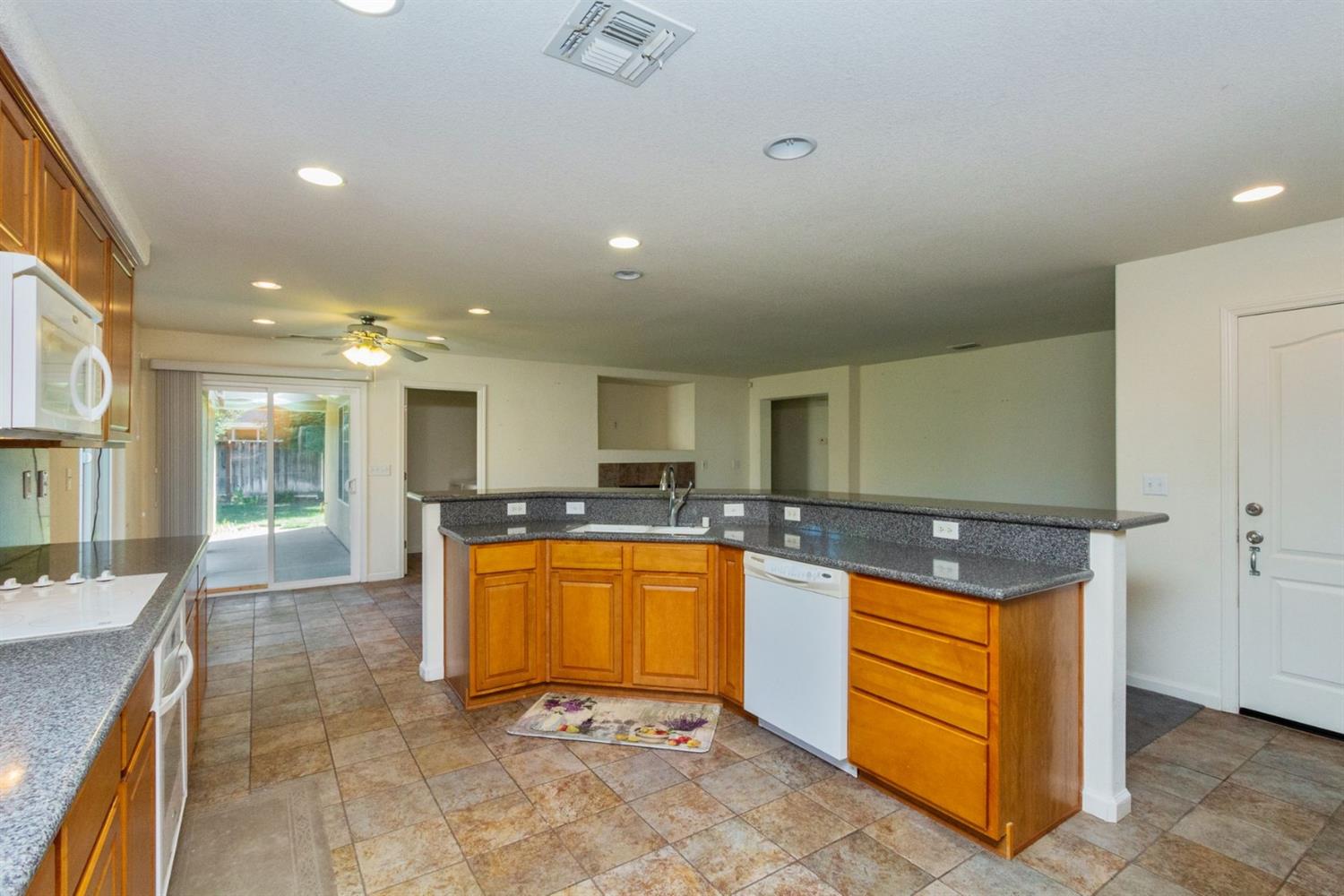914 Pear Street Madera, CA 93638 - Photo 8 of 22