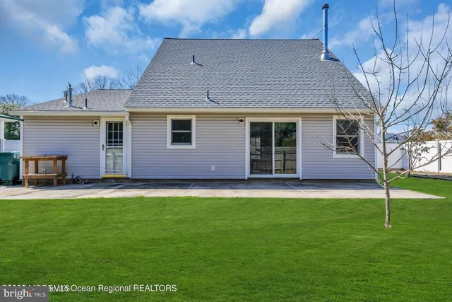 a view of a house with a backyard