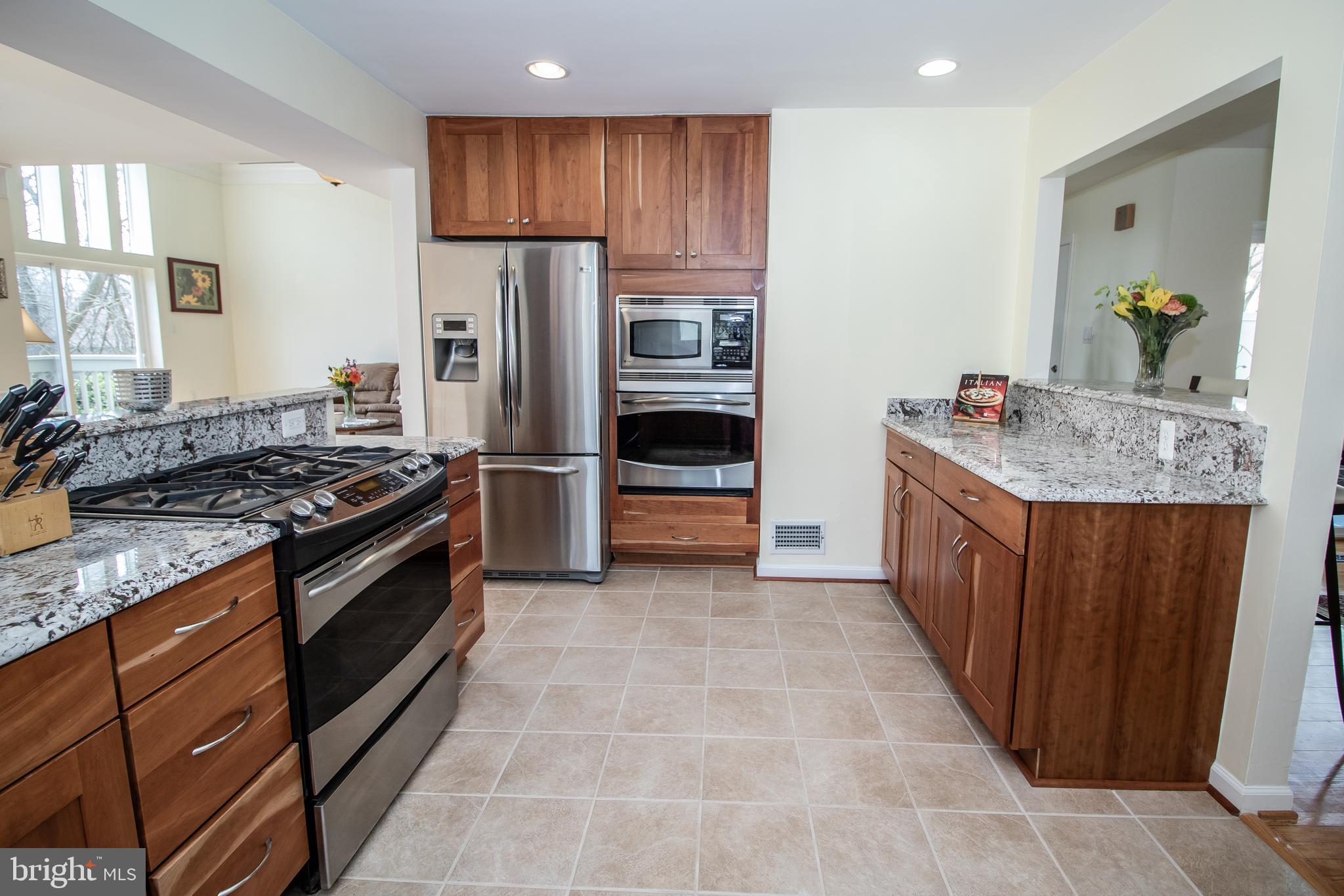 1625 Inlet Court Reston, VA 20190 - Photo 14 of 50 Remodeled kitchen w stainless appls