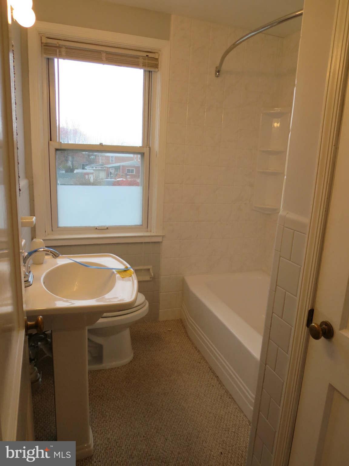 1534 Doolittle Road Baltimore, MD 21221 - Photo 9 of 17 Family Bath
