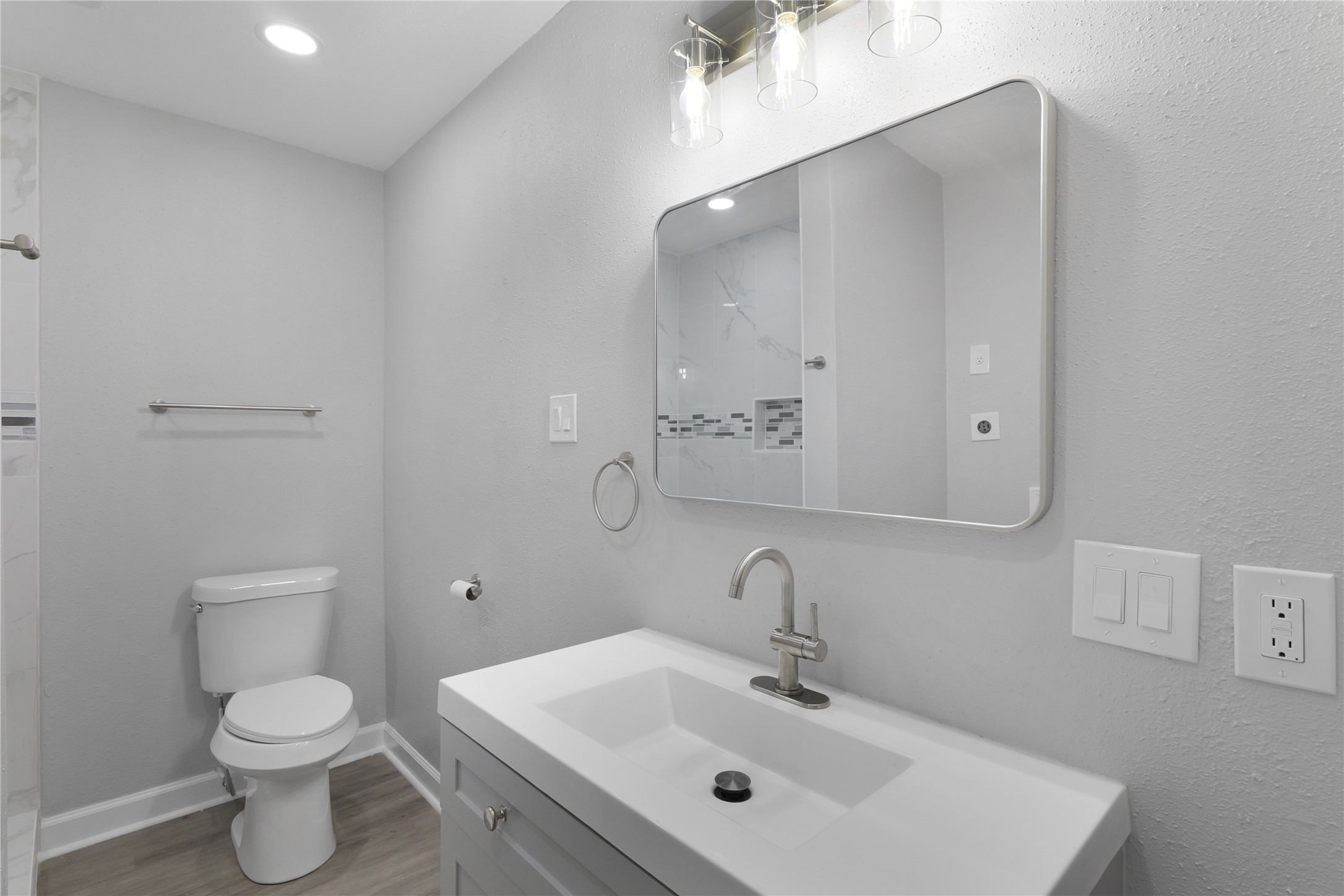9827 Shive Drive Houston, TX 77078 - Photo 13 of 15 a bathroom with a toilet sink and mirror