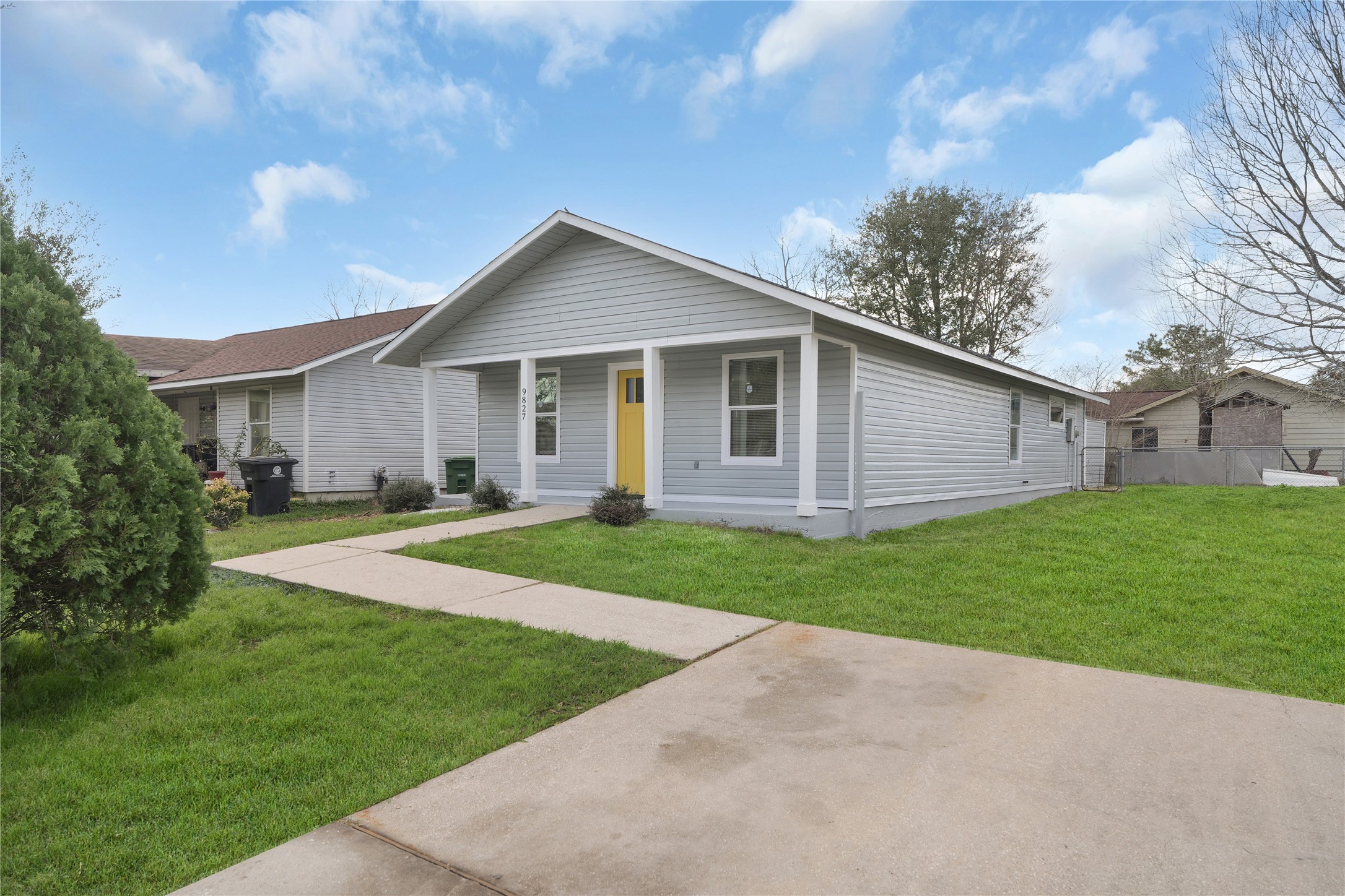 9827 Shive Drive Houston, TX 77078 - Photo 2 of 15 a view of outdoor space yard and front view of house