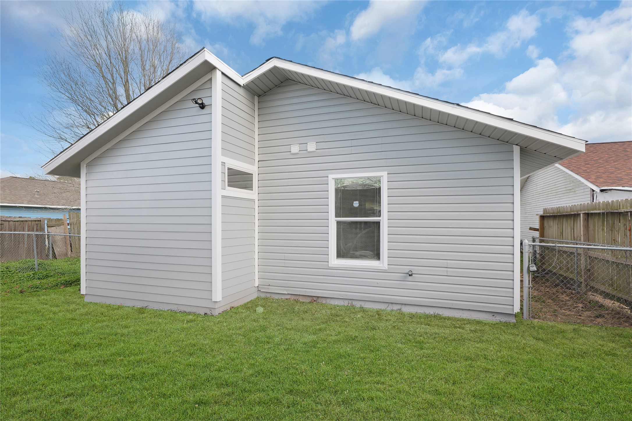 9827 Shive Drive Houston, TX 77078 - Photo 4 of 15 a view of a house with a backyard