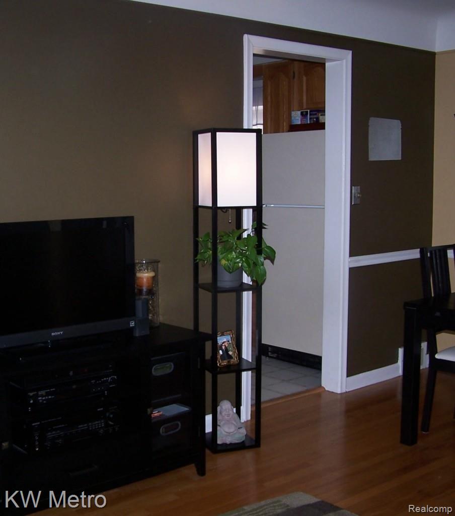 4017 Durham Road Royal Oak, MI 48073 - Photo 6 of 16 100_7426.jpg